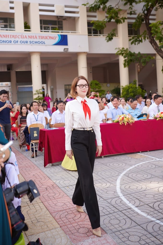 Lý Nhã Kỳ đeo khăn quàng đỏ, về thăm trường cũ